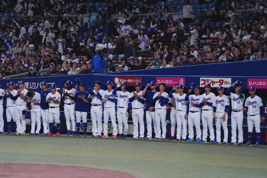 侍ジャパンを讃える中日ナイン【写真：加治屋友輝】