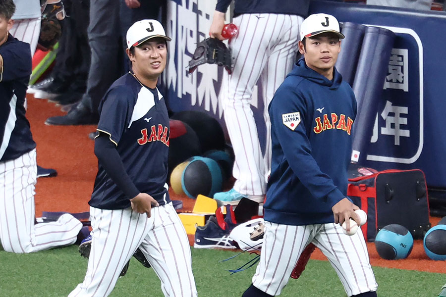 侍ジャパンサポートメンバーの仲地礼亜（左）と根尾昂【写真：加治屋友輝】