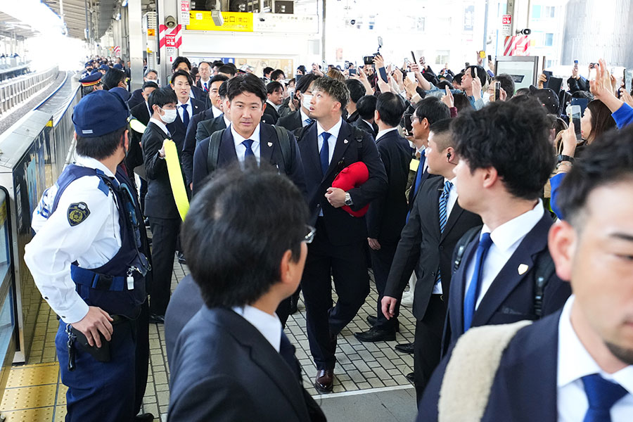 1日に大阪入りした侍ジャパンナイン【写真：Getty Images】