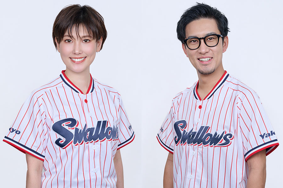 神宮球場の新スタジアムMCに就任した前田智子（左）と兵頭祐貴【写真：球団提供】