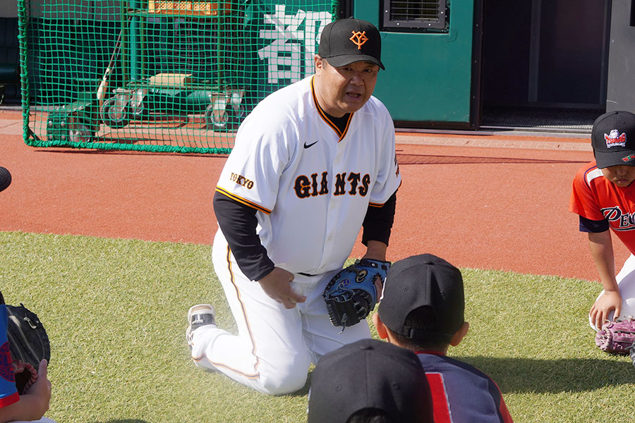 野球教室で指導する西山秀二氏【写真:尾辻剛】