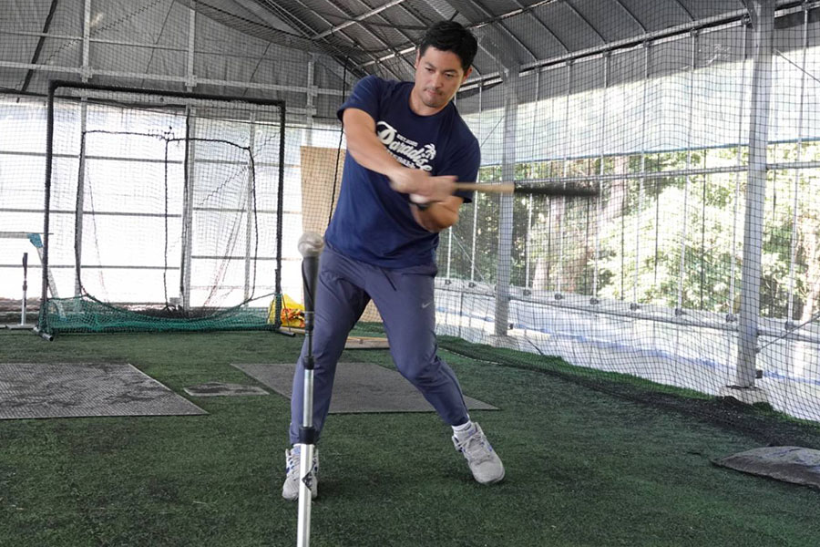 スイングドリルを実演する大城亮さん【写真:橋本健吾】
