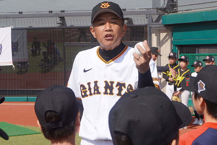 野球教室で指導する前田幸長氏【写真：尾辻剛】