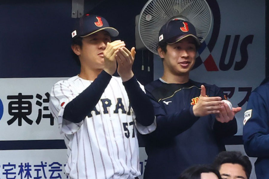 「お茶ポーズ」をする発案者の北山亘基（左）【写真：加治屋友輝】