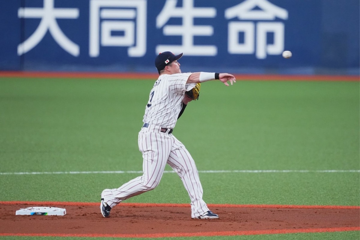 一塁への送球が逸れてタイムリーエラーとなった牧秀悟【写真：小林靖】