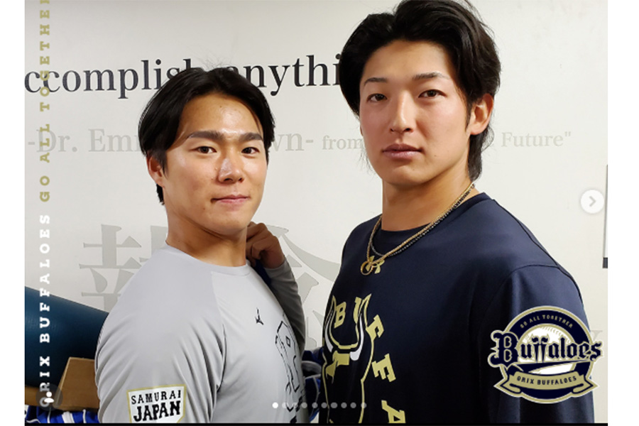 山本由伸(左)とオリックス・山崎颯一郎(オリックスの公式インスタグラムからスクリーンショット)