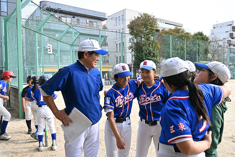選抜チームならではの関係づくりに時間をかける長江彰孝監督（中央）【写真：吉田三鈴】