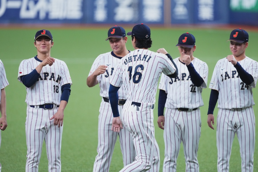 侍ジャパン・大谷翔平とグータッチした山本由伸（左）【写真：小林靖】
