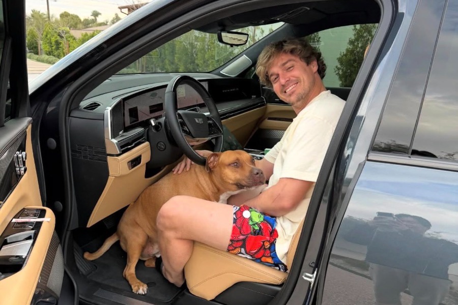 キケ・ヘルナンデスの車に山本由伸（右）が映り込んだ（画像はスクリーンショット）