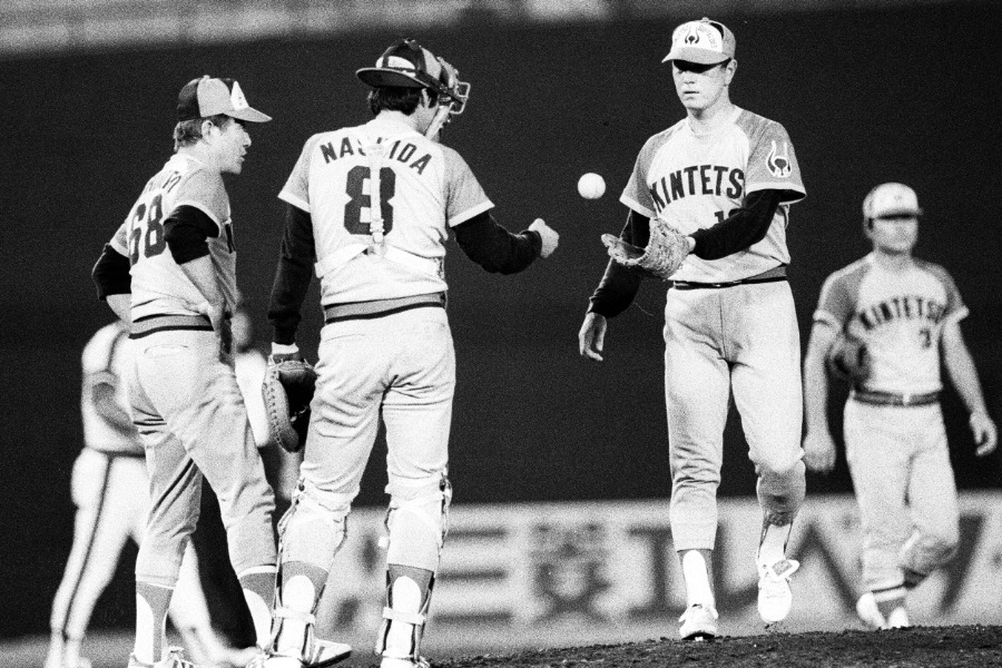 近鉄時代、リリーフでマウンドに上がった太田幸司氏(右)【写真提供:産経新聞社】