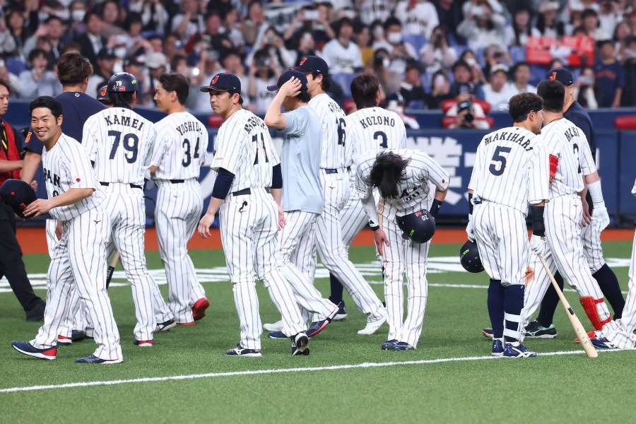 オリックス側へ丁寧にお辞儀する侍ジャパン・周東佑京【写真：加治屋友輝】