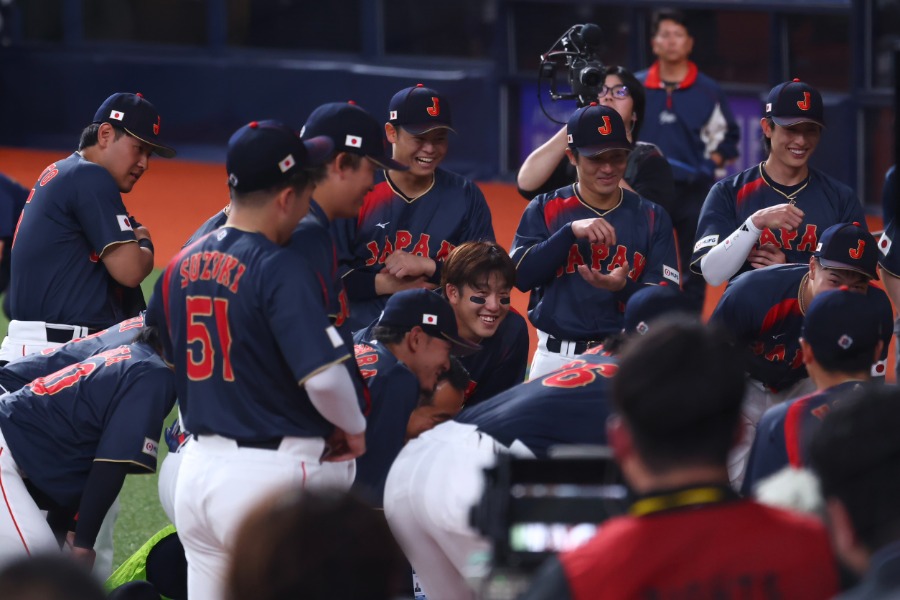 試合前に円陣を組む侍ジャパンナイン【写真:加治屋友輝】