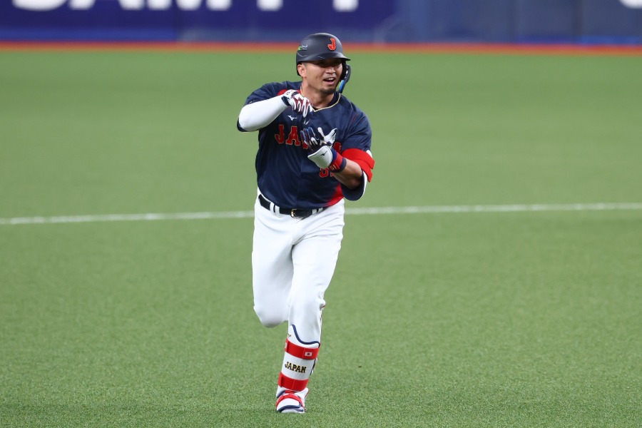 本塁打を放ち新パフォーマンスをする侍ジャパン・鈴木誠也【写真：加治屋友輝】