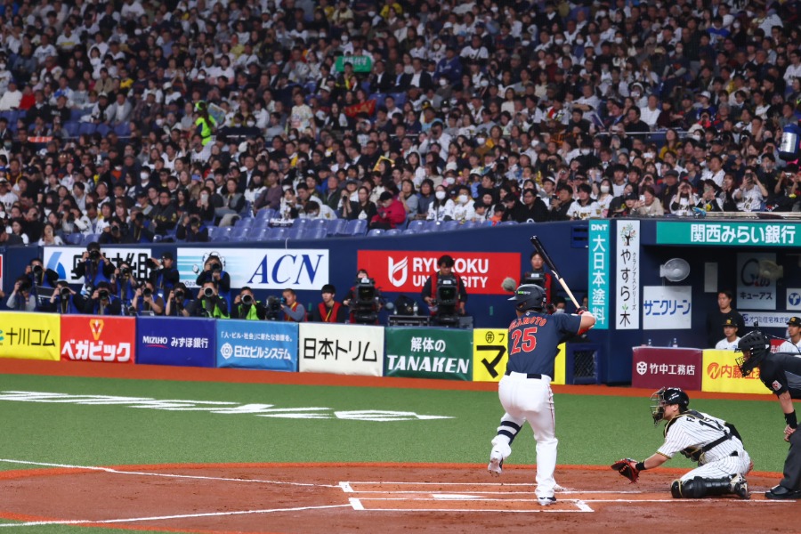 阪神戦に出場する侍ジャパン・岡本和真【写真：加治屋友輝】