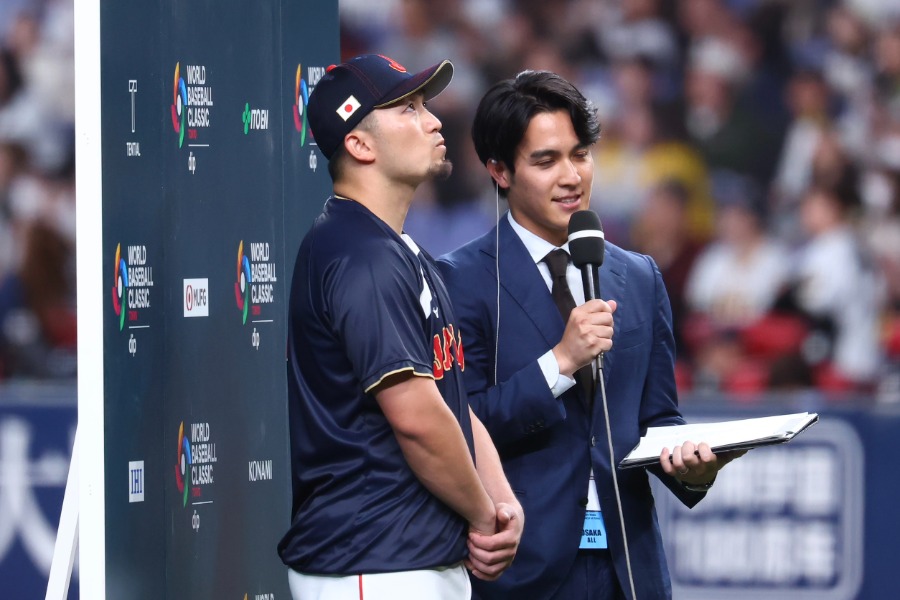 試合後、ヒーローインタビューを受ける侍ジャパン・鈴木誠也（左）【写真：加治屋友輝】