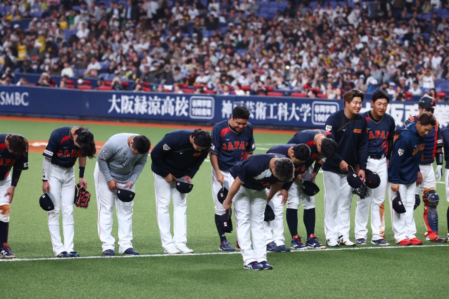 ファンに挨拶する侍ジャパンナイン【写真：加治屋友輝】