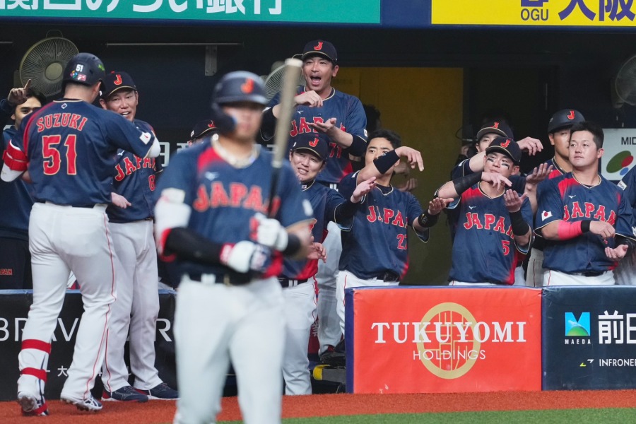鈴木誠也の先制弾で「お茶点てパフォ」をする侍ジャパンナイン【写真:小林靖】