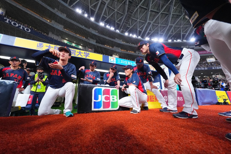 円陣で新パフォーマンスを発表する侍ジャパン・北山亘基(左)【写真:Getty Images】