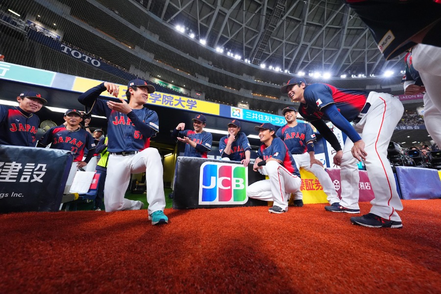 円陣で新パフォーマンスを発表する侍ジャパン・北山亘基【写真：Getty Images】