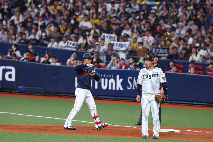 適時打を放ちパフォーマンスをする侍ジャパン・森下翔太【写真：加治屋友輝】