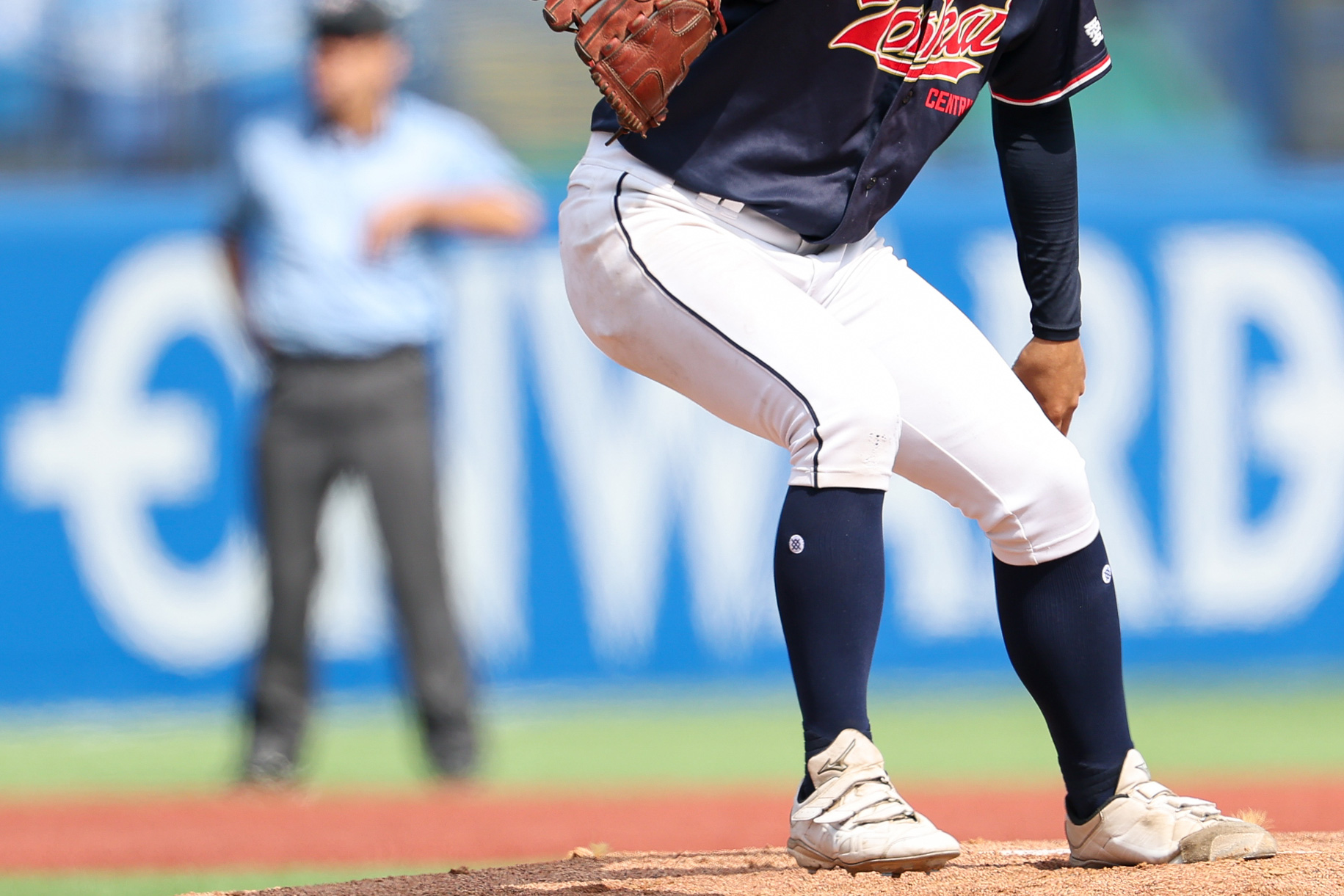 投球動作で効率的に体重移動を加速させるる方法とは（写真はイメージ）