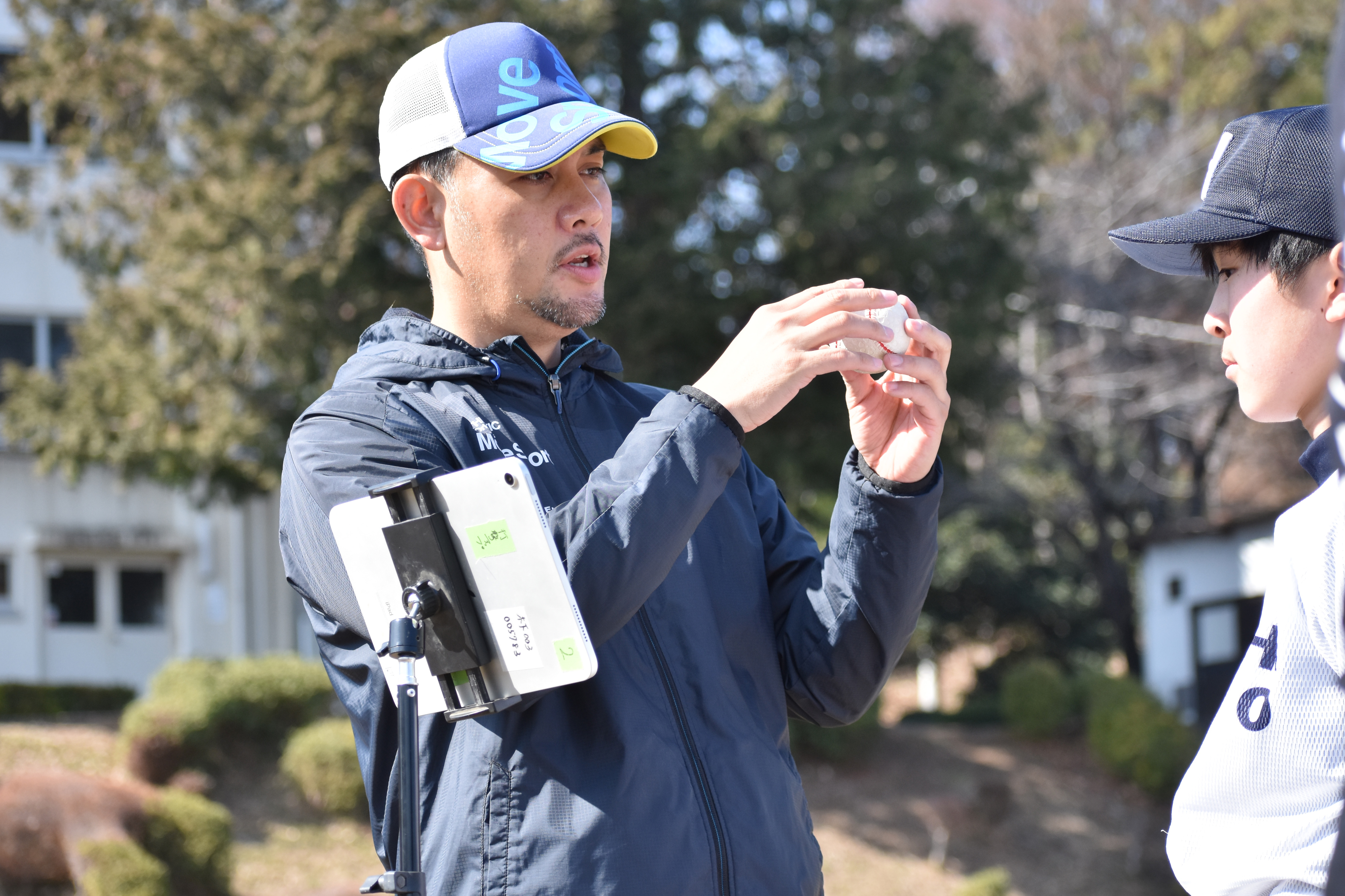 データを説明しながらアドバイスをする久古健太郎氏【写真：高橋幸司】