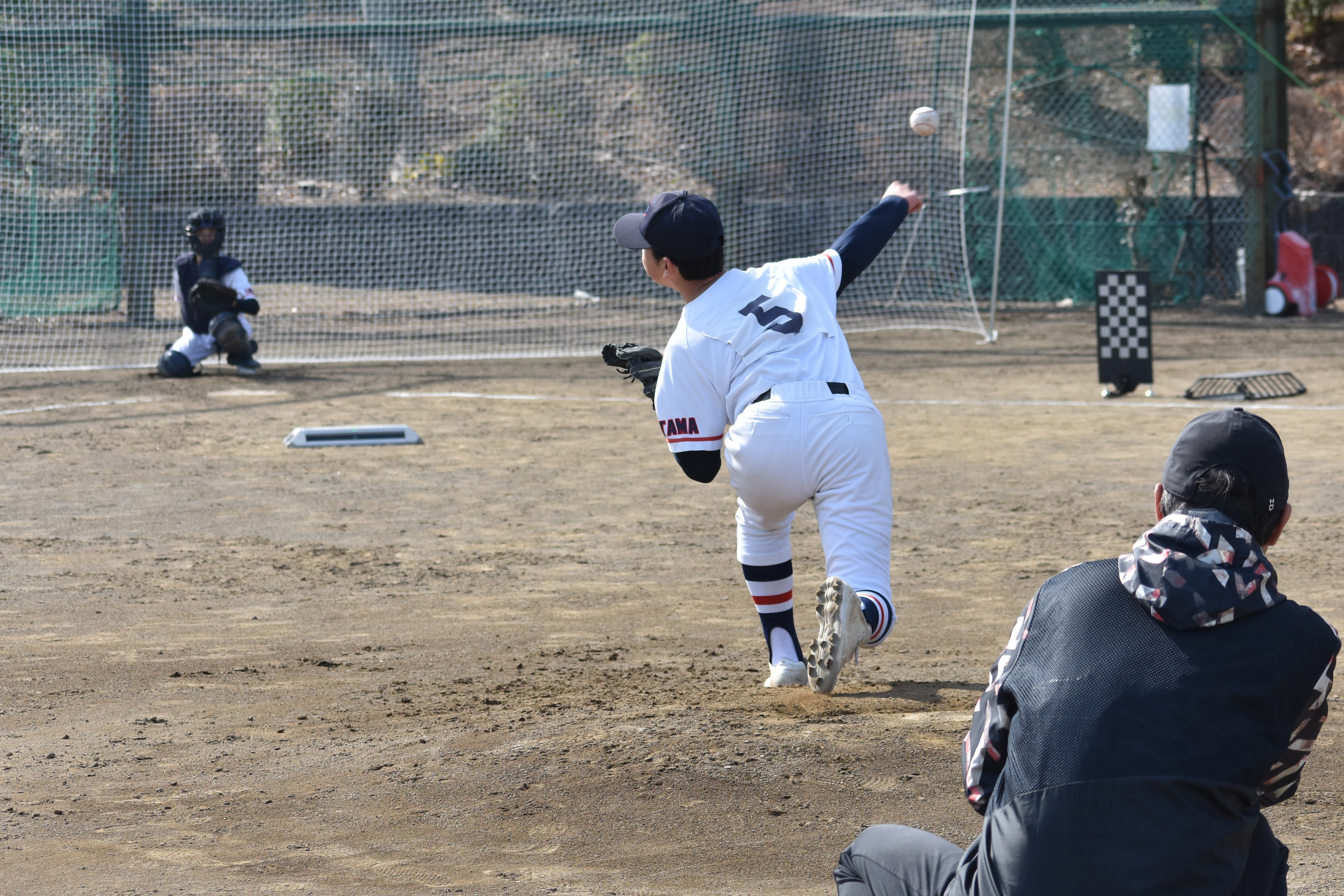 「ラプソード」を利用して投球計測を行う様子【写真：高橋幸司】