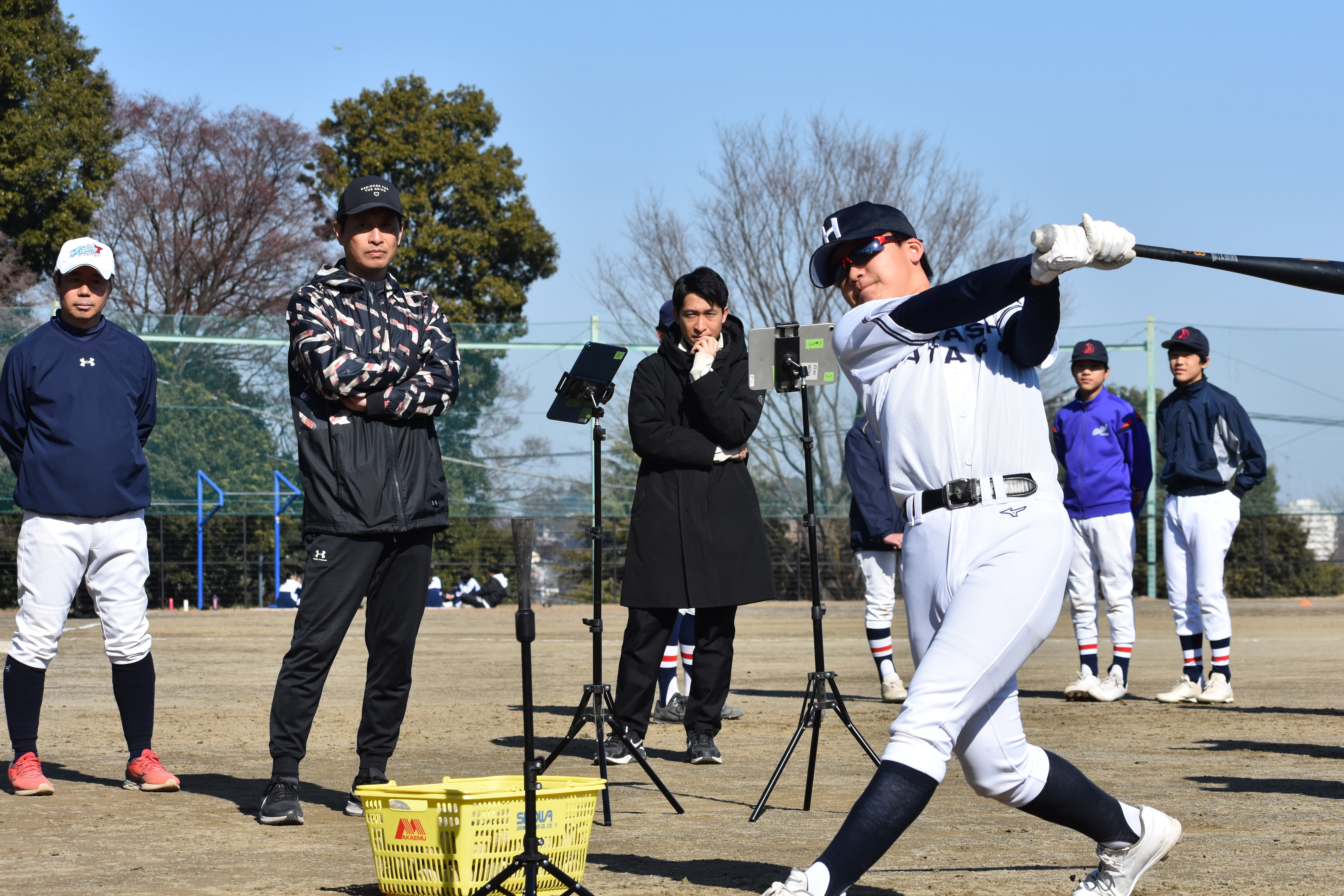 計測を行う志田宗大氏（左から2人目）【写真：高橋幸司】