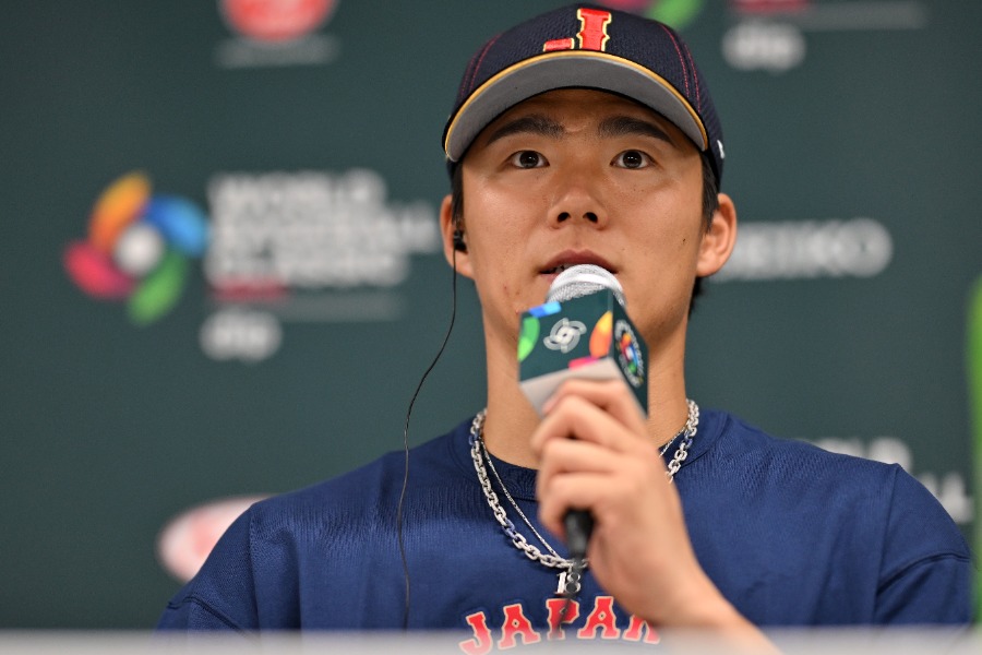 会見で質問に答える侍ジャパン・山本由伸【写真：Getty Images】
