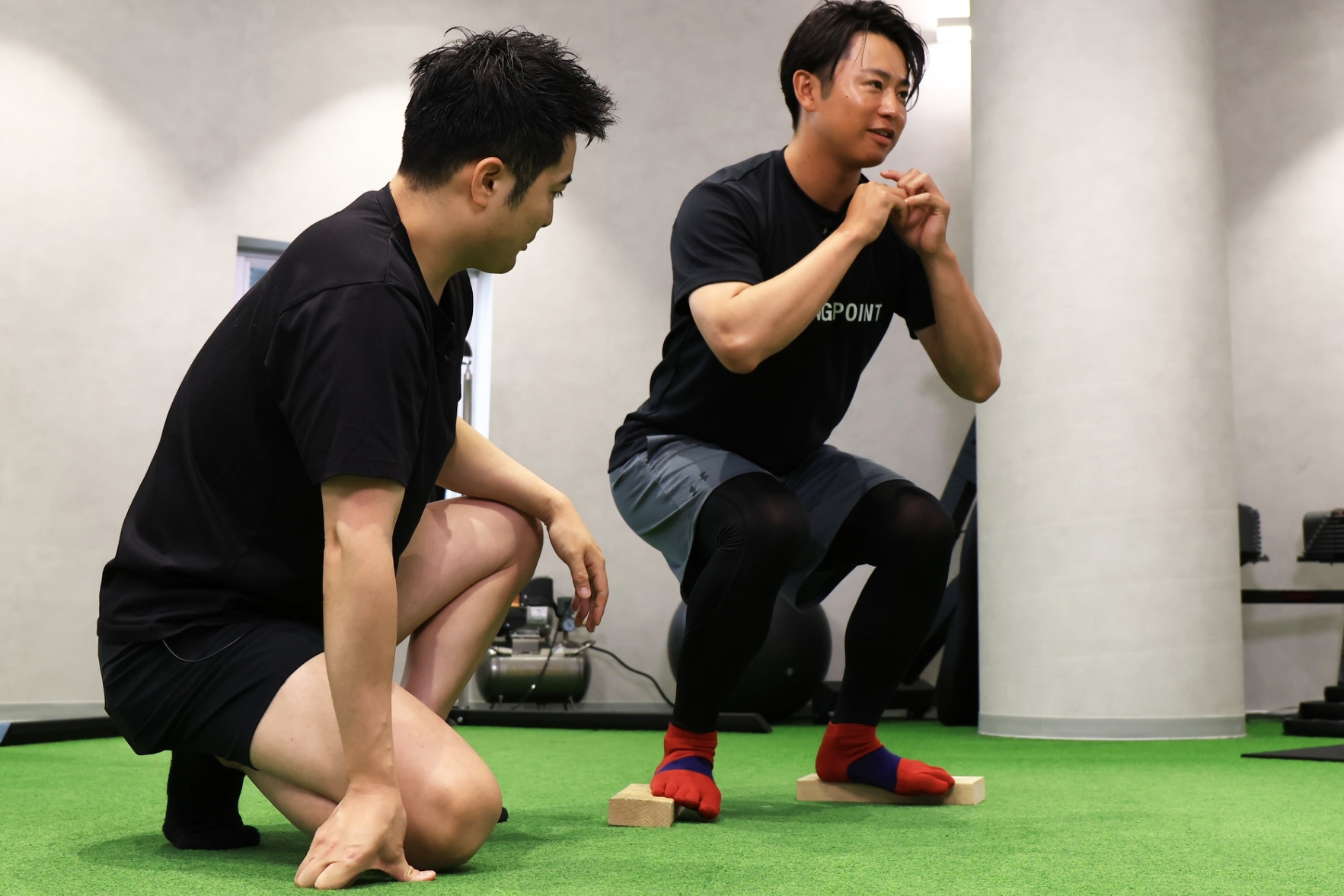 スクワットを指導する船木永登氏（左）【写真：伊藤賢汰】
