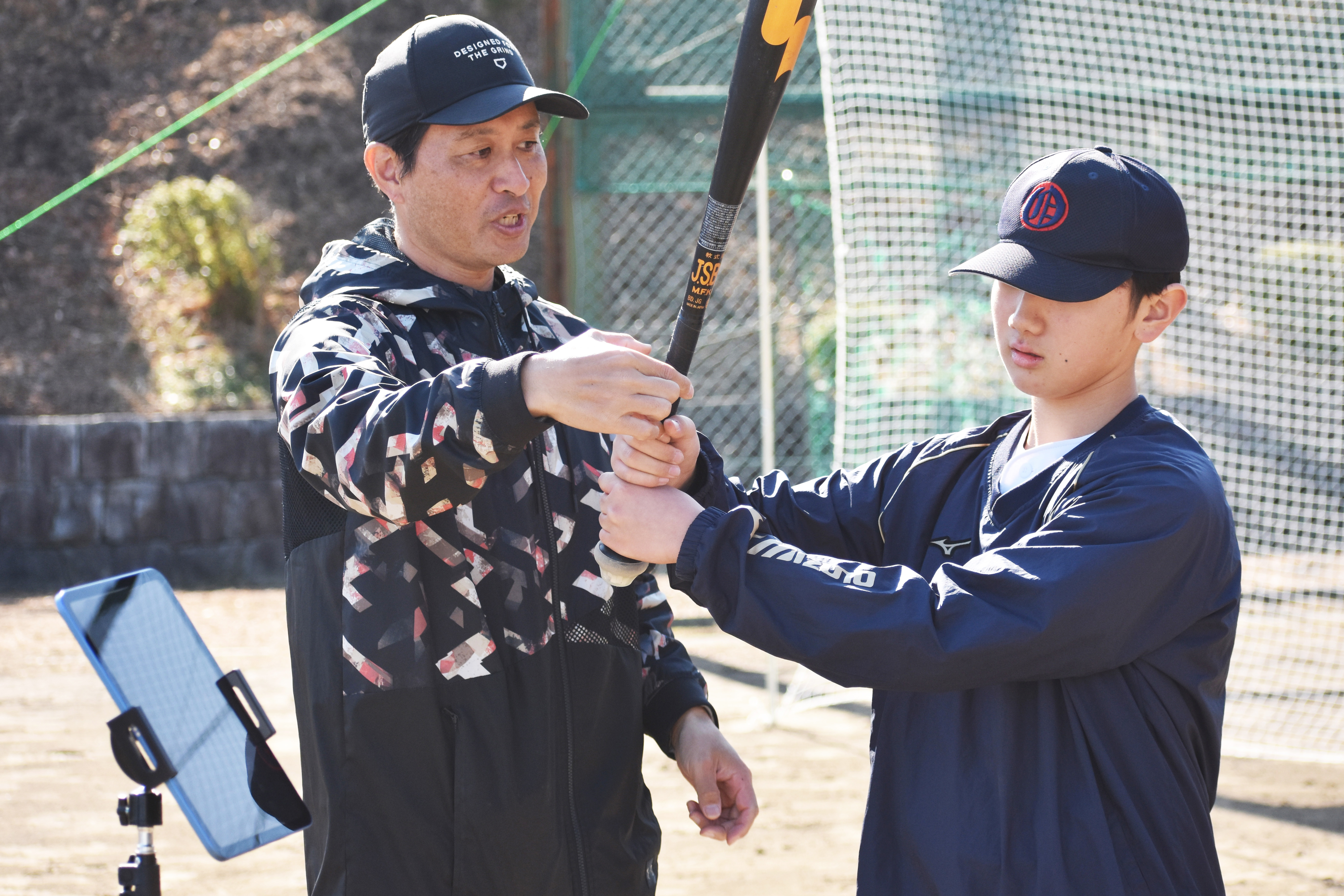 中学生を指導する志田宗大氏（左）【写真：高橋幸司】
