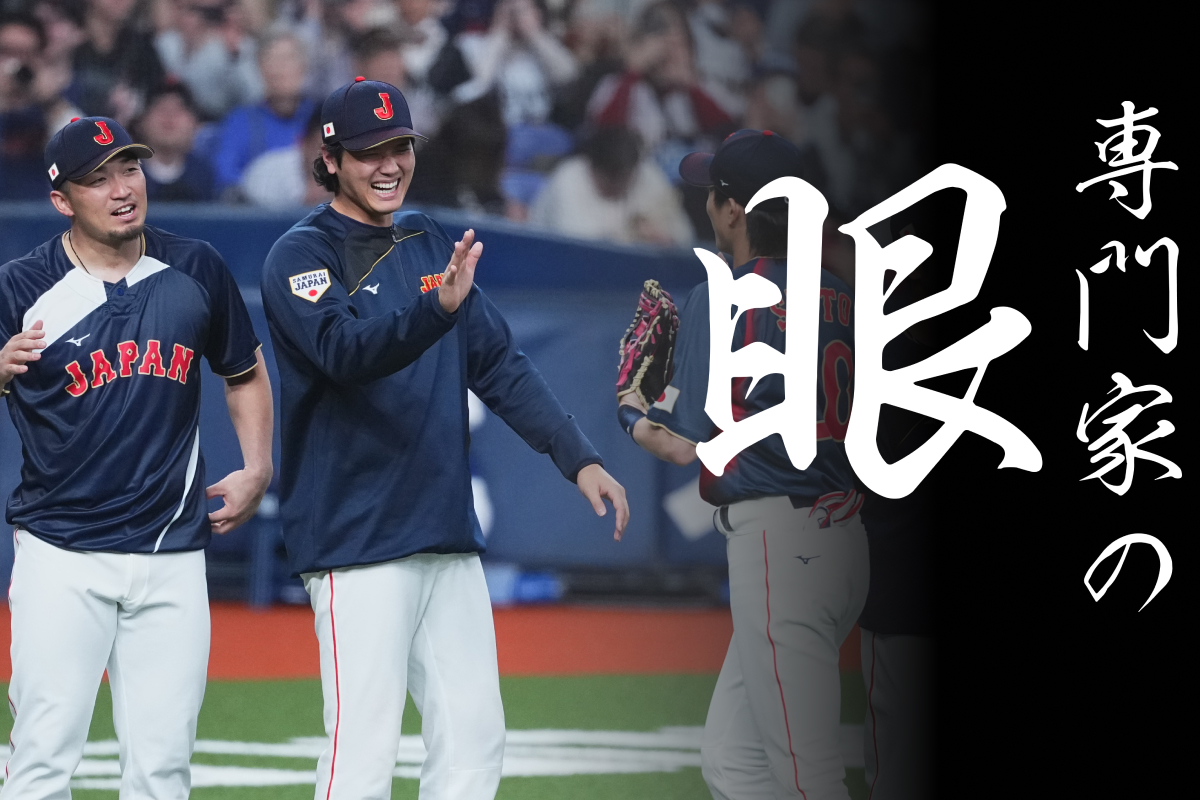 試合後にナインを笑顔で迎える大谷翔平（中央）【写真：小林靖】