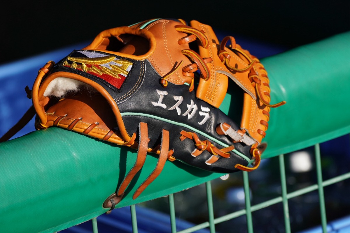 カタカナで「エスカラ」と刺繍されたグラブ【写真：宮脇広久】