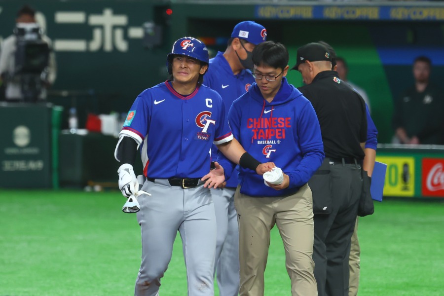 死球を受けて途中交代した台湾代表のチェン・ジェシェン【写真：加治屋友輝】