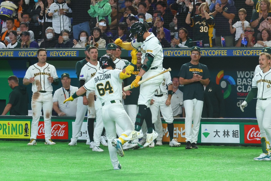 ソロアーチを放ったバザーナを迎える豪州代表ベンチ【写真：加治屋友輝】