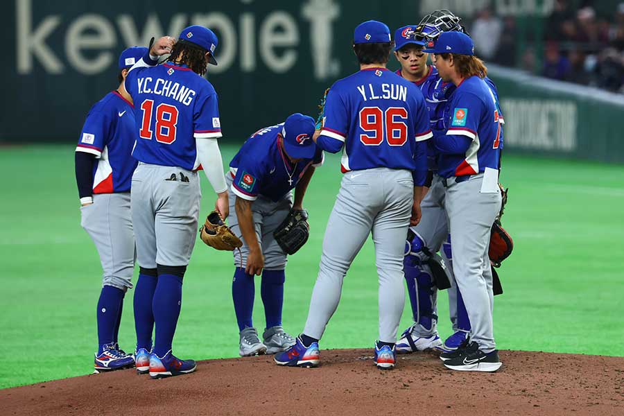 マウンドに集まる台湾代表の選手【写真：加治屋友輝】