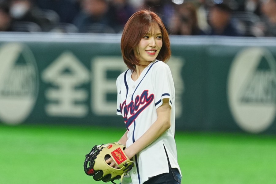 始球式に登場した「Red Velvet」のWENDY【写真：荒川祐史】