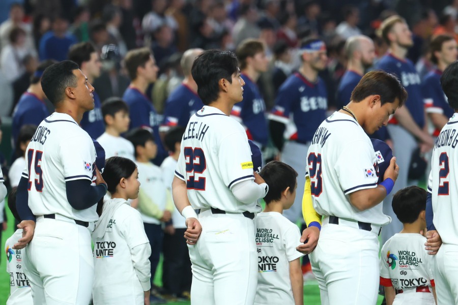 試合前、整列する韓国ナイン【写真：加治屋友輝】