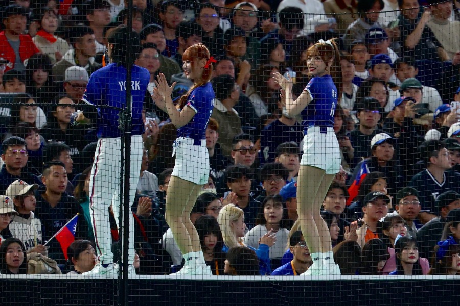 可憐なダンスを見せる台湾チア【写真：加治屋友輝】