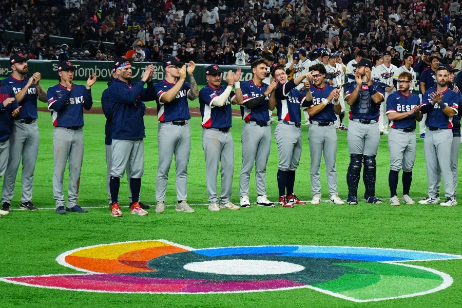 試合終了後、整列するチェコ代表の選手たち【写真：荒川祐史】