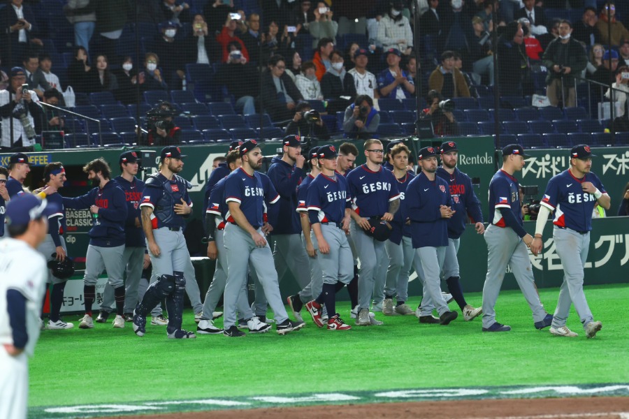 試合終了後、歓声に応えるチェコ代表の選手たち【写真：加治屋友輝】