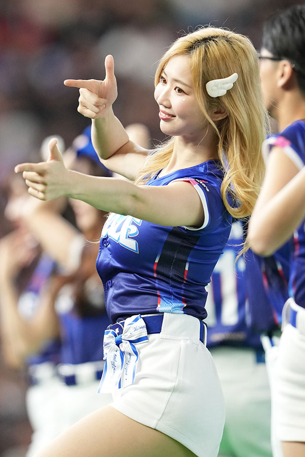 台湾ナインに声援を送る秀秀子【写真提供：産経新聞社】