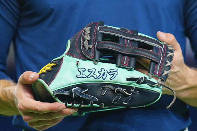 エスカラが使用する日本製グラブにはカタカナの刺繍が施されている【写真：荒川祐史】