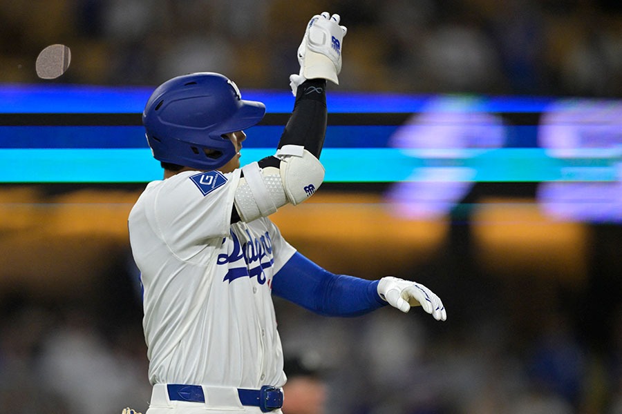 2025年6月19日（日本時間20日）の試合で死球を受け、ドジャースベンチを制する大谷翔平【写真：ロイター】