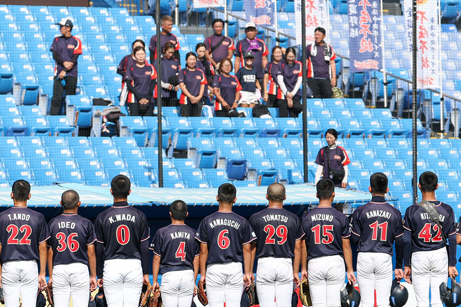 スタンドの保護者に挨拶する東海中央ボーイズナイン【写真：加治屋友輝】