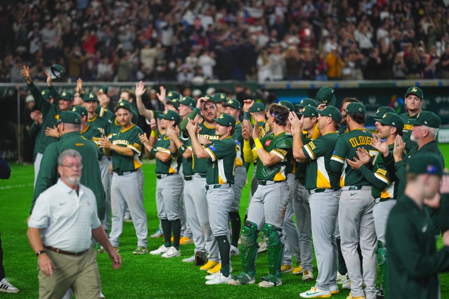試合後スタンドの声援に応えるオーストラリアの選手たち【写真：荒川祐史】