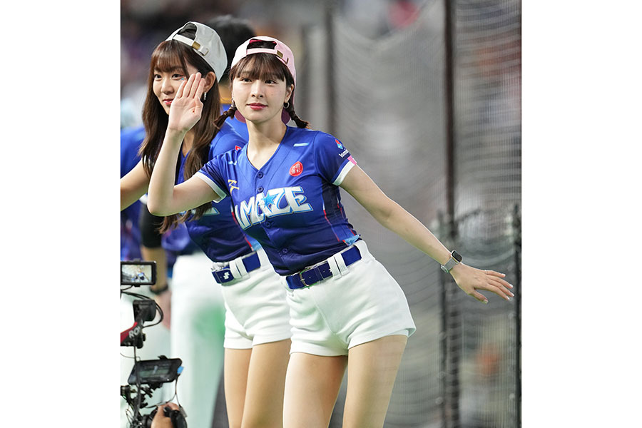 ナインに声援を送るチュンチュン【写真提供：産経新聞社】