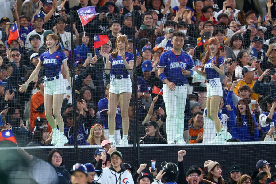 場内を盛り上げる台湾チア【写真：加治屋友輝】