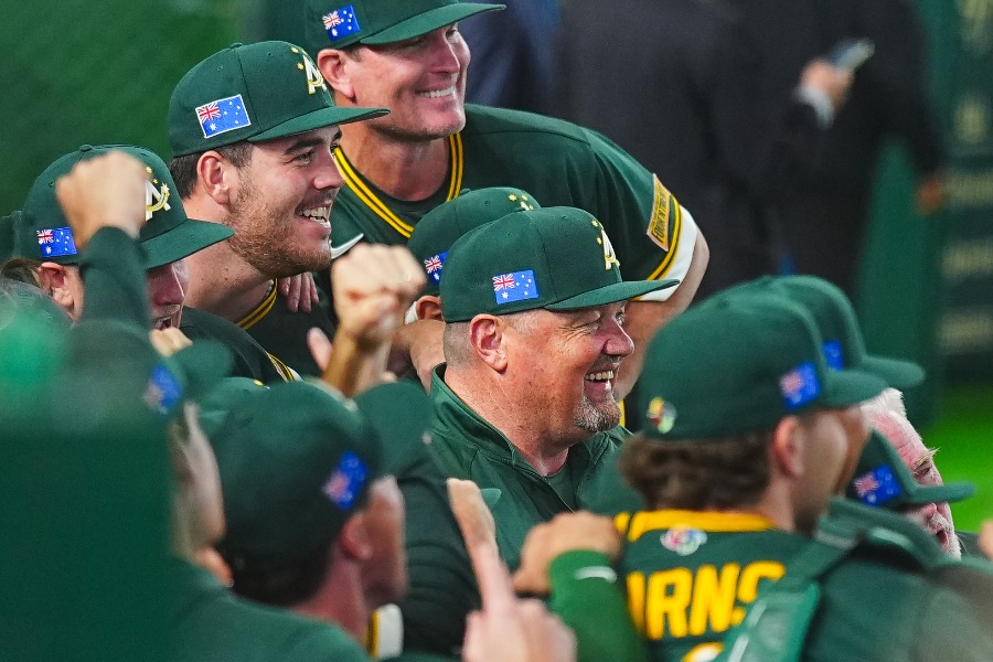 オーストラリアのデービット・ニルソン監督（中央）【写真：荒川祐史】