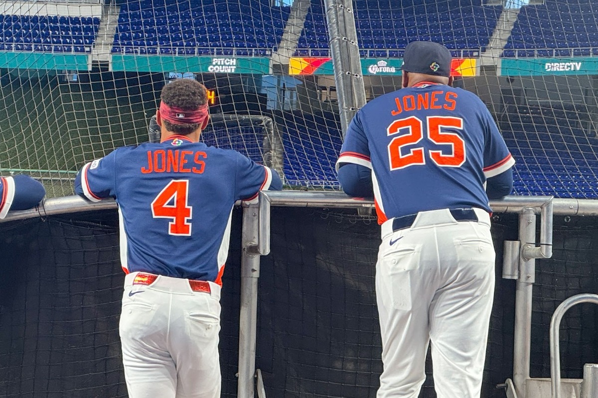 打撃ケージの裏で肩を並べるアンドリュー・ジョーンズ監督（右）と息子のドリュー【写真：佐藤直子】